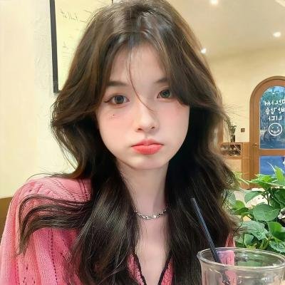 出墙红杏两家春